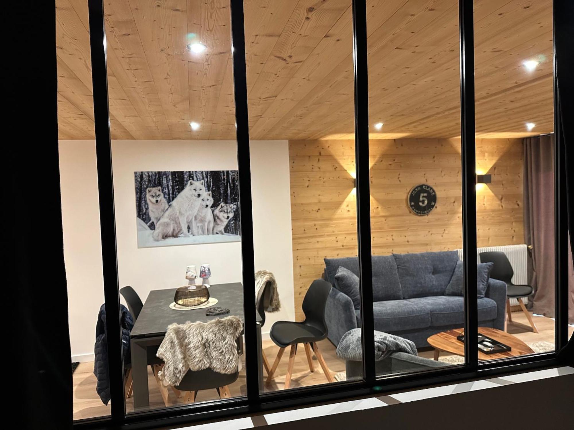 Les Loups Blancs Apartment